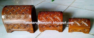 http://tokokerajinanjati.blogspot.com/2013/03/kotak-perhiasan-satu-set.html