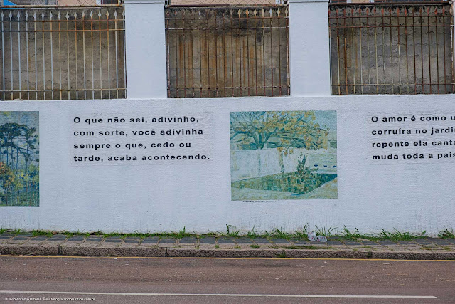 Muro com reproduções de pinturas de Miguel Bakun e textos de Dalton Trevisan