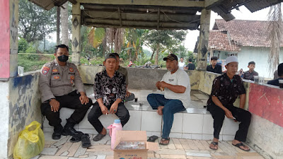 Dialog Kamtibmas Bhabinkamtibmas Polsek Kopo Polres Serang Sambil Ngopi Bereng Warga 