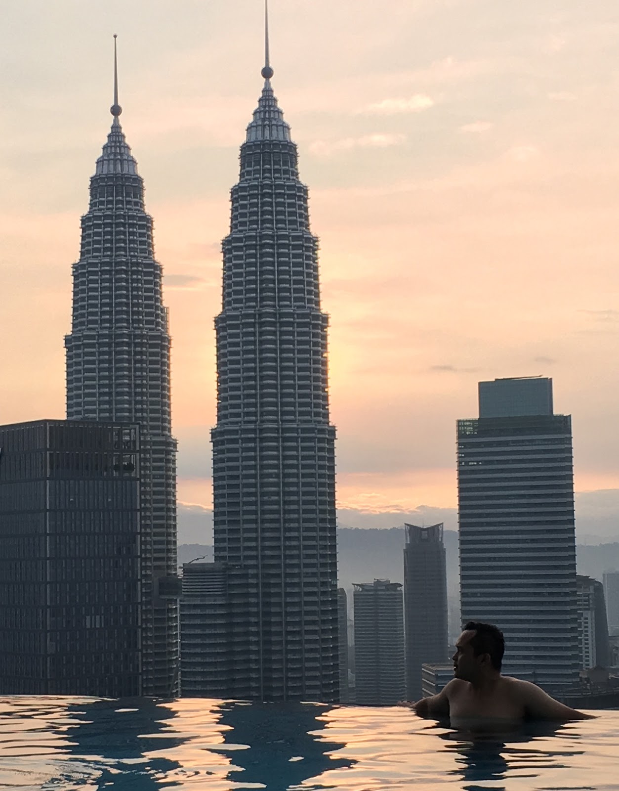 Menikmati indahnya Sunrise berlatar Petronas Dari The Face Suites Platinum Kuala Lumpur