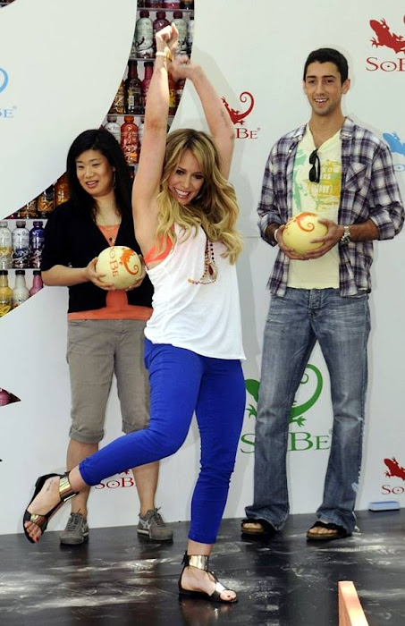 hilary duff tried bowling for sobe campaign (13 ) unseen pics