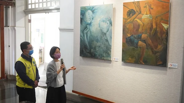 ▲米麗安美術教室老師章淑娟向彰化市公所秘書陳瑞仁（右）等人導覽解說畫作。（記者林明佑翻攝）