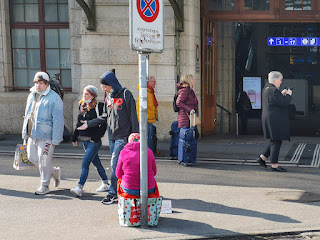 Bettlerin vor dem Bahnhof Basel