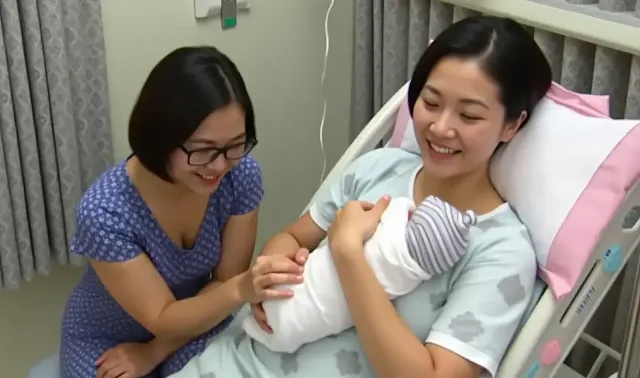 출산 축하 인사를 하는 사람