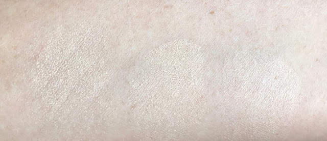 Laura Mercier Translucent Loose Setting Powder Glow Swatch