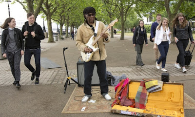 Nile Rodgers busking in London this morning