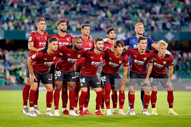 VALENCIA C. F. Temporada 2021-22. Gabriel Paulista, Omar Alderete, Marcos André, Gonçalo Guedes, Jasèr Cillessen. Hugo Duro, Dimitri Foulquier, José Luis Gayá, Jesús Vázquez, Hugo Guillamón, Daniel Wass. REAL BETIS BALOMPÍE 4 VALENCIA C. F. 1. 27/10/2021. Campeonato de Liga de 1ª División, jornada 11. Sevilla, estadio Benito Villamarín: 43.123 espectadores. GOLES: 1-0: 30’, Borja Iglesias, de penalti. 2-0: 30’, Borja Iglesias. 2-1: 39’, Gabriel Paulista. 3-1: 61’, Pezzella. 4-1: 68’, Juanmi.