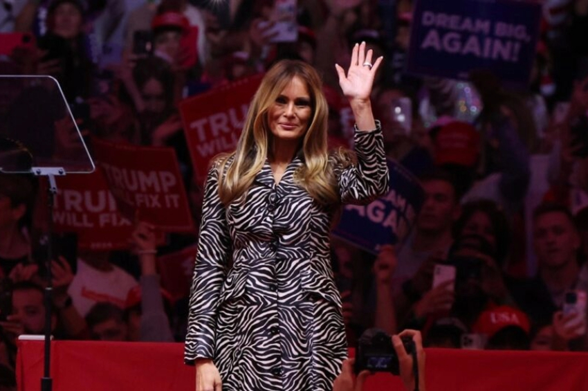 A ex e futura primeira-dama dos Estados Unidos, Melania Trump, em comício do marido em Nova York no final de outubro| Foto: EFE/EPA/SARAH YENESEL