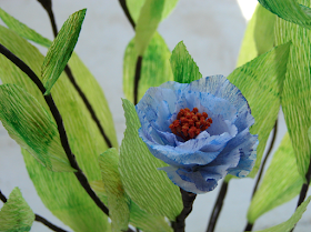 fiori di carta crespa blu e foglie verdi per un matrimonio eco friendly