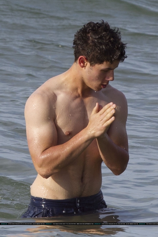 nick jonas hawaii photos. Joe amp; Nick Jonas sin camisa en