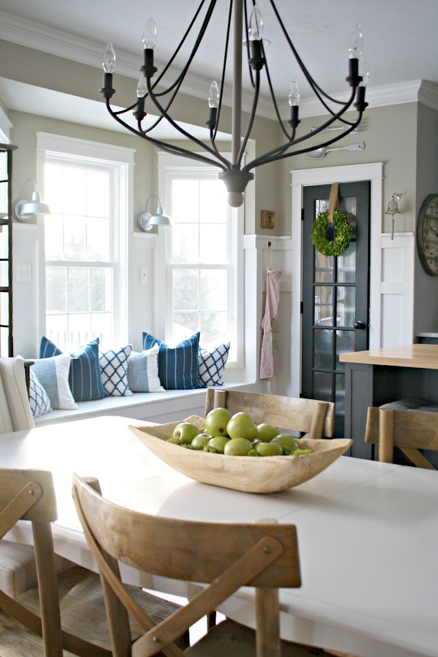 Window seat in kitchen