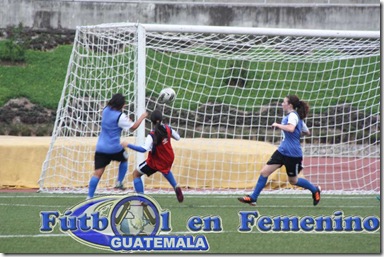 cabeceando al arco del equipo B Alida