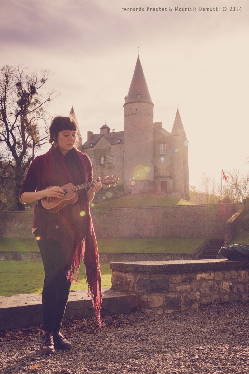 Tocando ukulele no Castelo de Vêves