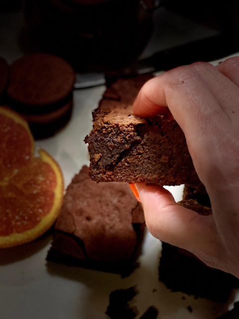 Brownie sin harina, de galletas molidas y naranja confitada