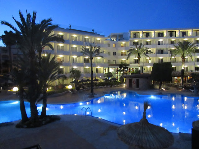 Poollandschaft und Hotel Marins Playa bei Dämmerung