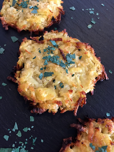 Kartoffelpuffer mit Spirulina-Flocken, Rezept glutenfrei & vegan, Akal, Minimalismus: Zubereitung einfach + schnell, Healthy Food Style, Blog, Rezeptinspirationen für jeden Tag, gesund und lecker, Rezeptideen, schnelle Rezepte, entdecken, leicht