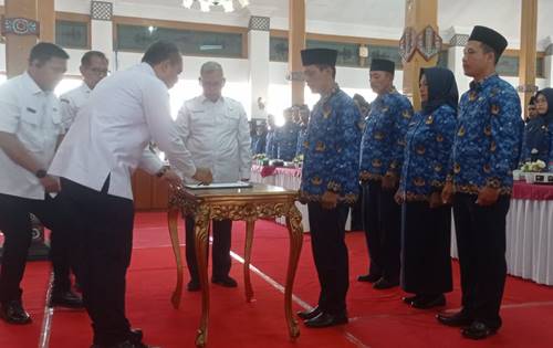 SPMT Bulan Juni 2024, Bupati Ony Serahkan SK PPPK  Formasi  Tahun 2023