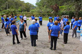 No Horto Municipal, o grupo participa de caminhadas, brincadeiras de roda, danças típicas e relembra histórias do tempo de infância, na roda de conversa  