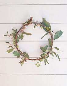 https://thehoneycombhome.com/simple-diy-spring-wreath/