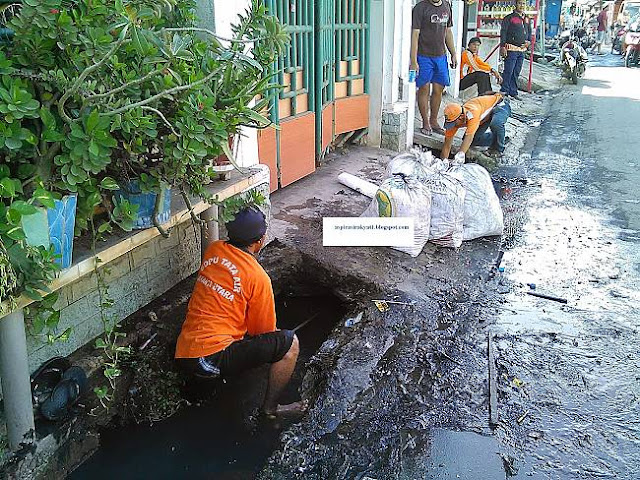 Begini saat PPSU membersihkan selokan rumah warga di Jakarta