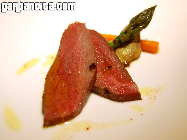 Presa de cerdo ibérico ahumada al romero y pesto rojo