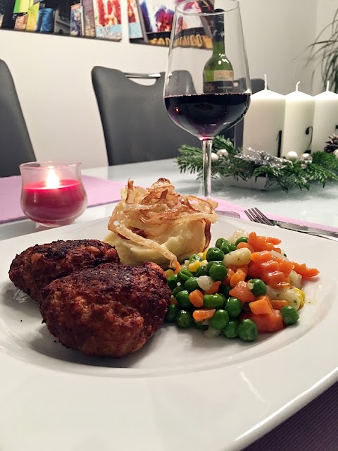 Kalbsbutterschnitzel mit Kartoffelpüree und knusprigen Zwiebelringen