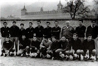 Selección de ESPAÑA - Temporada 1967-68 - Pirri, Luis, Poli, Osorio, Castellano, Tonono, Gallego, Domingo Balmanya (seleccionador), Grosso y Velázquez; Amancio, Sadurní, Sáez, Iríbar, Claramunt, Canós, Zoco y Ansola - INGLATERRA 1 (Bobby Charlton), ESPAÑA 0 - 03/04/1968 - Eurocopa de Italia 1968, cuartos de final, partido de ida - Londres (Inglaterra), estadio de Wembley - Alineación: Sadurní; Sáez, Gallego, Zoco, Canós; Pirri, Grosso, Poli; Amancio, Ansola y Claramunt - Foto de un entrenamiento previo en El Escorial