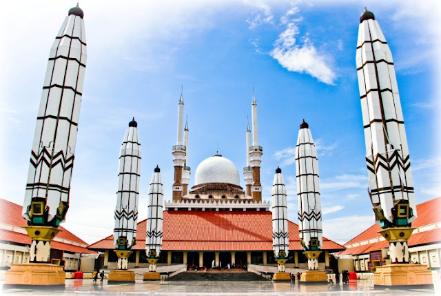 Masjid Agung Jawa Tengah Semarang dengan Arsitektur Yang Megah Masjid Agung Jawa Tengah Semarang dengan Arsitektur Yang Megah