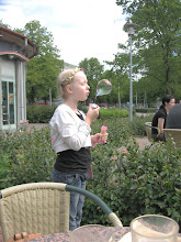 Iris making bubbles. Iris puhaltaa kuplia.