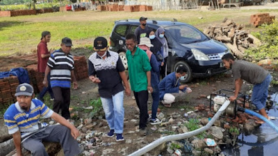 Bersama Lurah, Mahasiswa KKN UNRAM Bersihkan Saluran Mampet di Lingkungan Jatiwangi