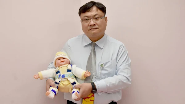 ▲王偉勛醫師表示，彰基醫學中心使用馬鞍型吊帶，治療6個月前小baby不穩定的髖關節。（圖／記者林明佑翻攝）