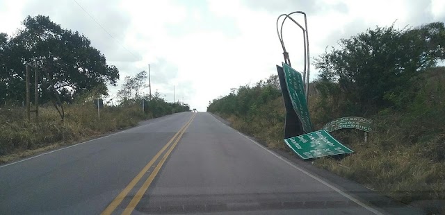 PLACA QUE MOSTRAVA A DIVISA DOS ESTADOS DE PE COM ALAGOAS DESMORONA