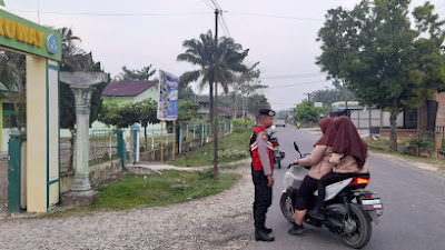 Tidak Kenal Lelah Personel Polsek Kuala Simpang Laksanakan Strong Point