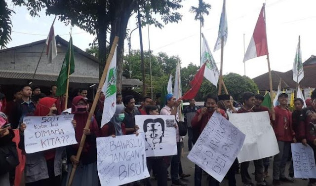 Demokrasi Dibungkam, Mahasiswa Jember Turun Ke Jalan