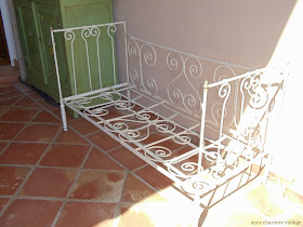 www.annecharriere.com, relooker la terrasse, vieux volets, fer forge,