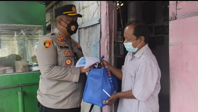 Kapolres Purbalingga Tinjau Pelaksanaan Vaksinasi Dan Bagikan Bantuan Sosial di Bobotsari