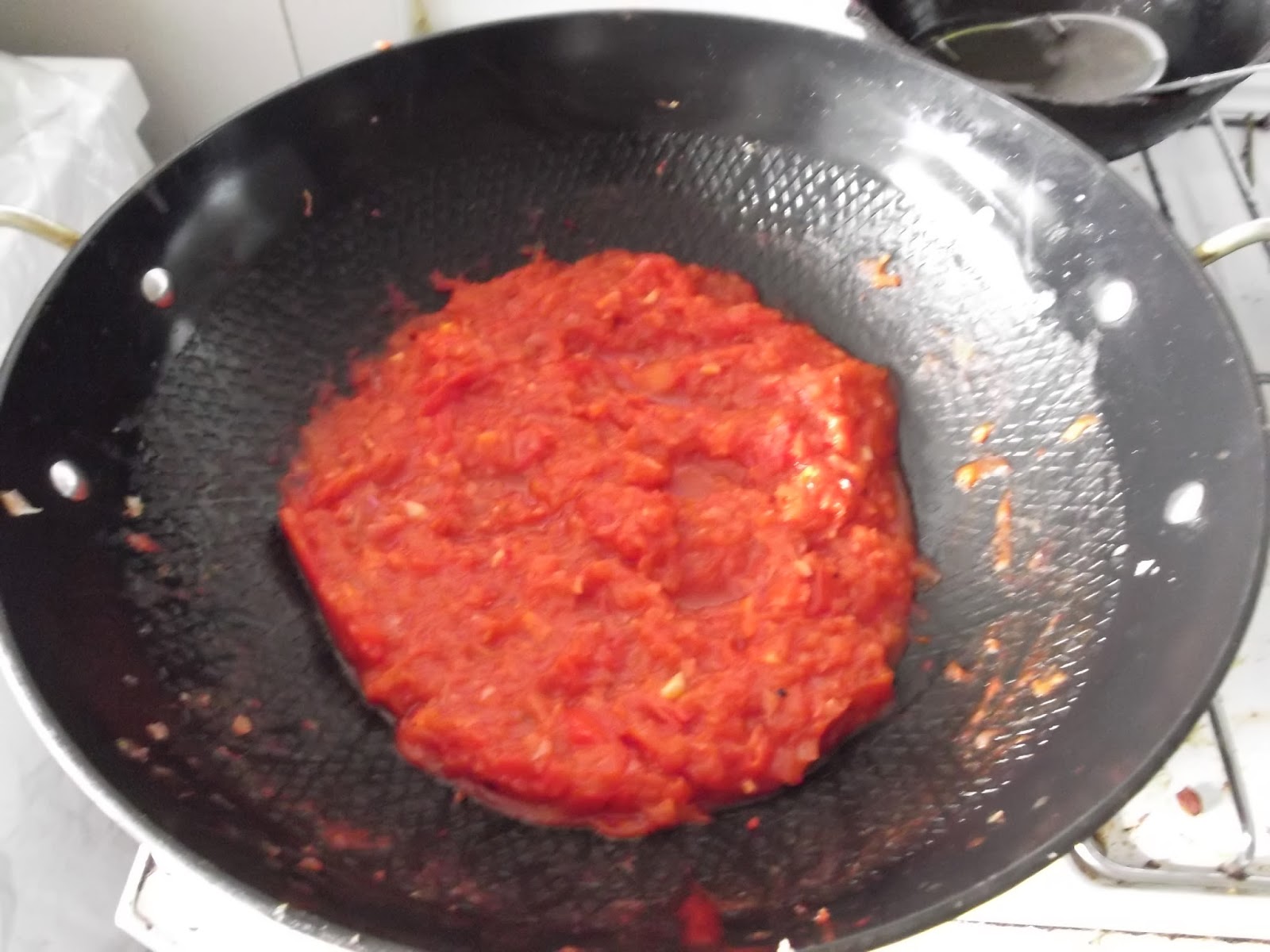 Tomato puree spread for pizza