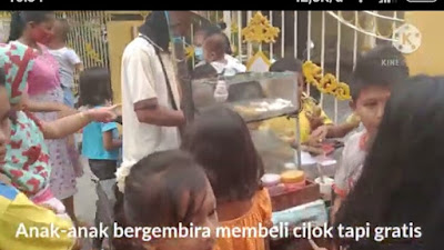 Kampanye Unik IKBAR; Borong Warung hingga Cilok & Nugget PKL, Lalu Warga Boleh Makan-Minum Gratis