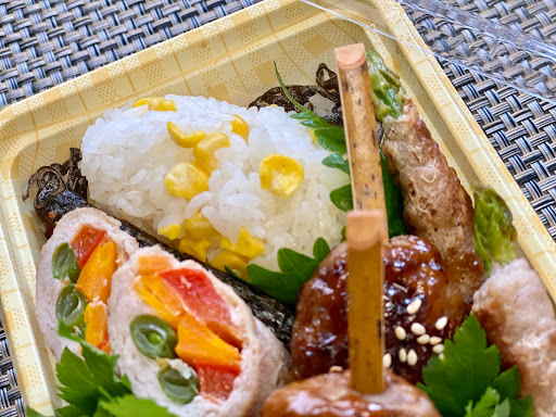 とうもろこしおにぎりとみたらし肉団子弁当