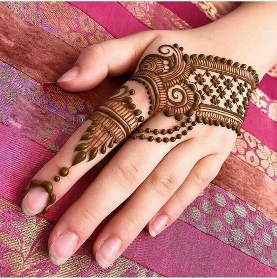 Sweet and simple henna design along one finger.  www.facebook.com/KhatoonsAustralia | Henna designs, Simple henna, Hand henna