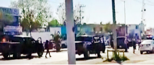 Video: Convoy de Sicarios de El Cártel del Golfo llega en 5 Silverados negras a rescatar a civiles armados que estaban detenidos por La Guardia Estatal en Tamaulipas