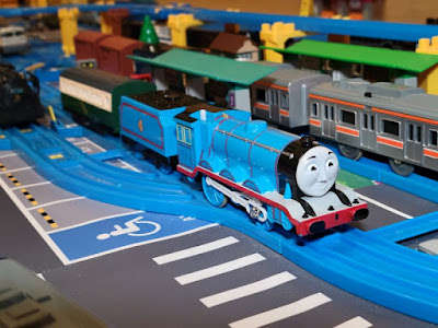 照片是音效版高登，車頭是動力車，煤水車是音效車，Plarail，Thomas and Friends