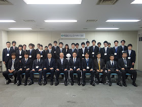 2016年度SMSデータテックの入社式でのPepperと新入社員の集合写真