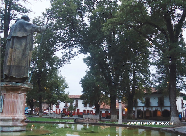 Hotel Mansión Iturbe ubicado frente a la Plaza Vasco de Quiroga en Pátzcuaro