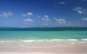 Una bella foto de la playa con vista hacia el mar azul (una bella foto de la playa con vista hacia el mar azul)