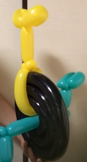 Einrad aus Modellierballons zur Ballondekoration.