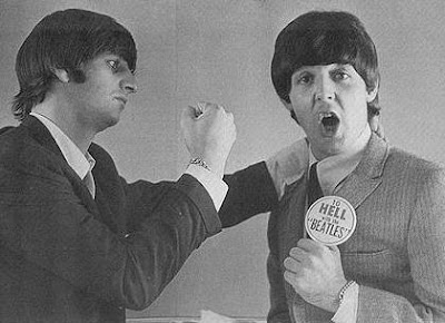 Foto de Ringo Starr posando con Paul McCartney en grises