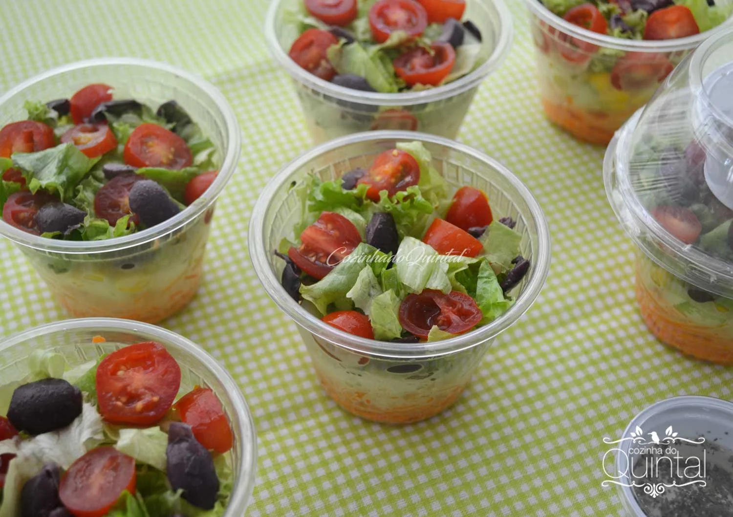 Salada Individual com Molho para Vender na Cozinha do Quintal