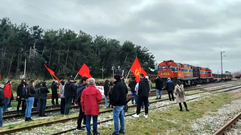 Αλεξανδρούπολη: Μπλόκο σε αμαξοστοιχία με αμερικανοΝΑΤΟϊκό στρατιωτικό υλικό από ΚΚΕ και ΚΝΕ