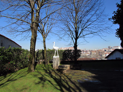 Jardim dom a estátua de uma ema e a ciade do Porto ao fundo